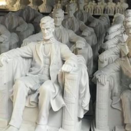 Lots-of-LincolnMemorial-statues