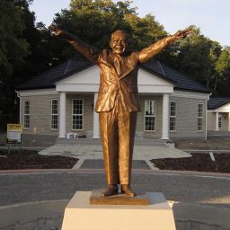 The-Astonishing-Beauty-of-Life-Size-Bronze-Statues-1